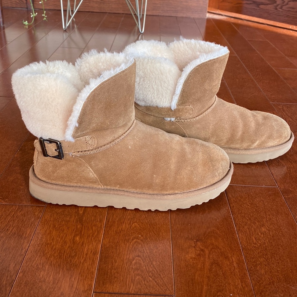 Ugg short fleece boots in size 9. Really nice EUC.